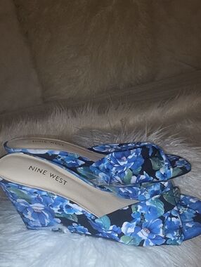 Nine West Blue Floral Fabric Wedge Sandals Size 9